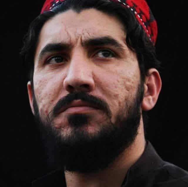 HEDAYAT_HIKMAT's tweet photo. د منظور پښتون يو ملګری ګيله من پښتون چي ووژل سو، نو ما هغه ته په شهيد وليکل، د ځينو ملګرو خوا بده سوه ،په هماغه ورځ يې بلاک کړم.

زما دليل دا وو چي زما د خلګو سره څوک خواخوږي ولري، موږ ورته عزت لرو، او هغه مسلمان وو، او د ظالم لخوا يې وژل، شهادت ګڼو.

نن په ټول پاکستان کي همدا يوازينئ نارينه دی چي د افغانانو سره خواخوږي ښکاره کوي.

موږ يې د دې کار ستاينه کوو.