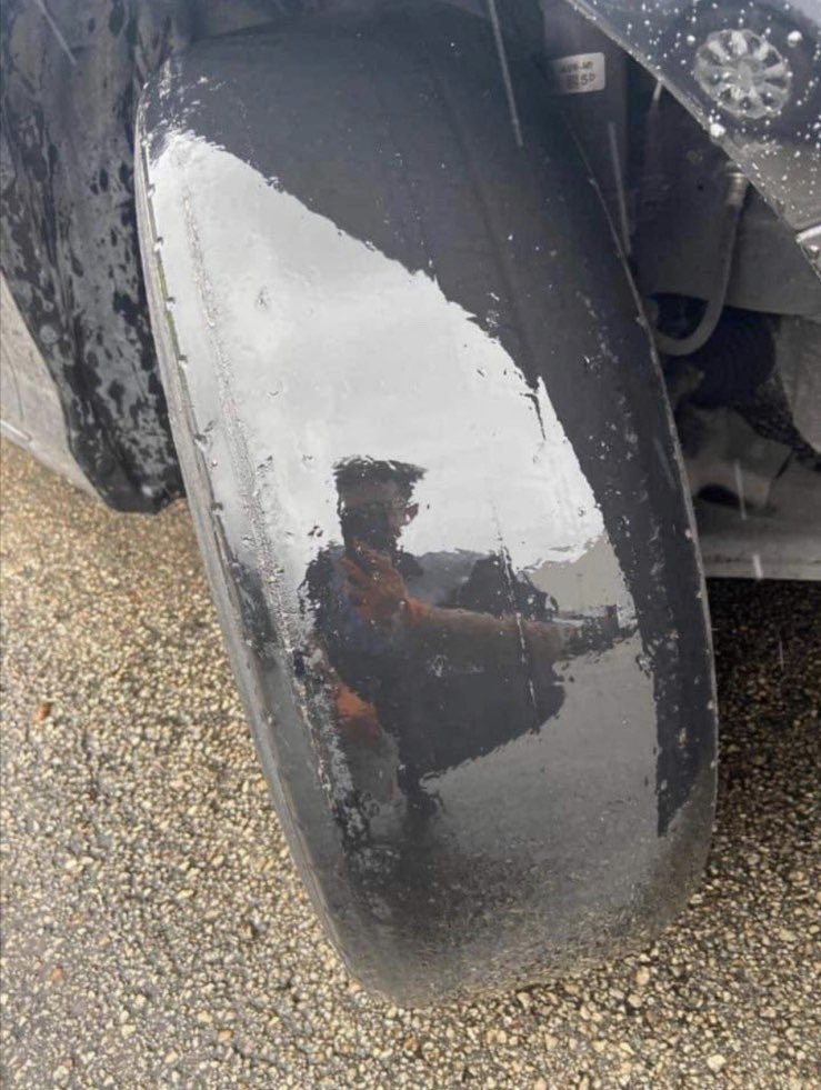 kamaghul's tweet photo. Tadi pergi servis kereta nak balik kampung esok. Pomen cakap kena tukar tayar. Betul ke korang? Takut kena tipu je, raya ni banyak nak pakai duit. 😅 https://t.co/PFIcLJReCk