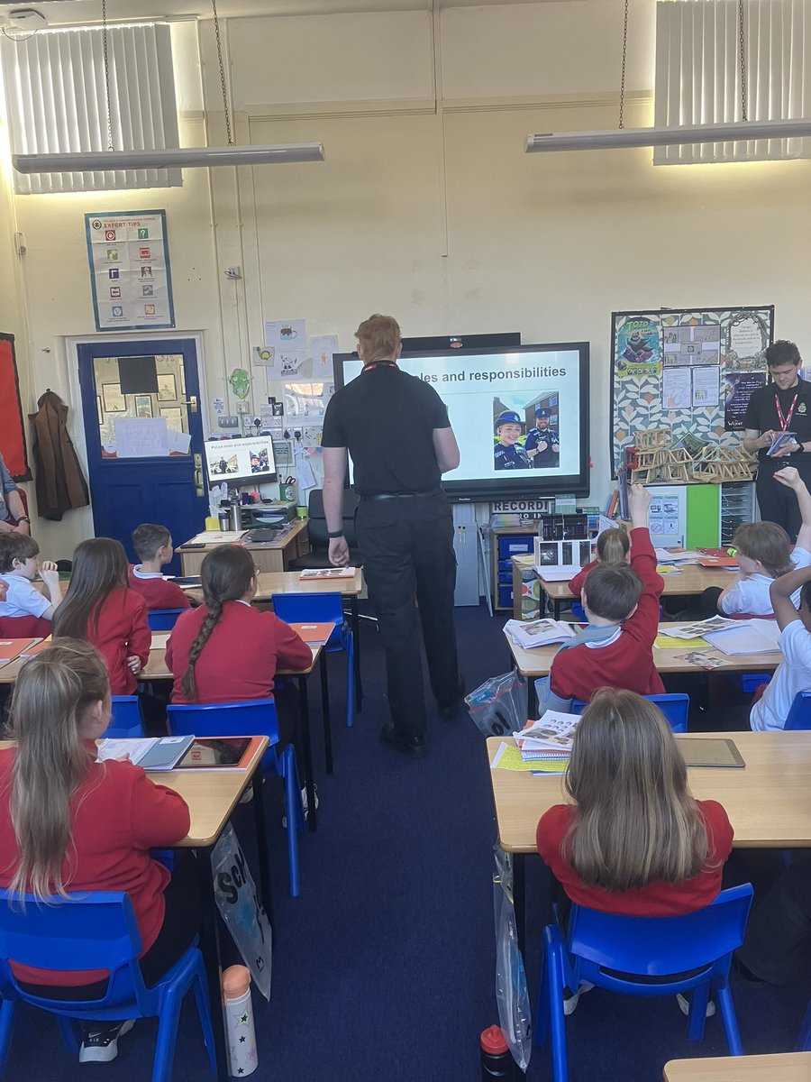 Mini Police tweet media