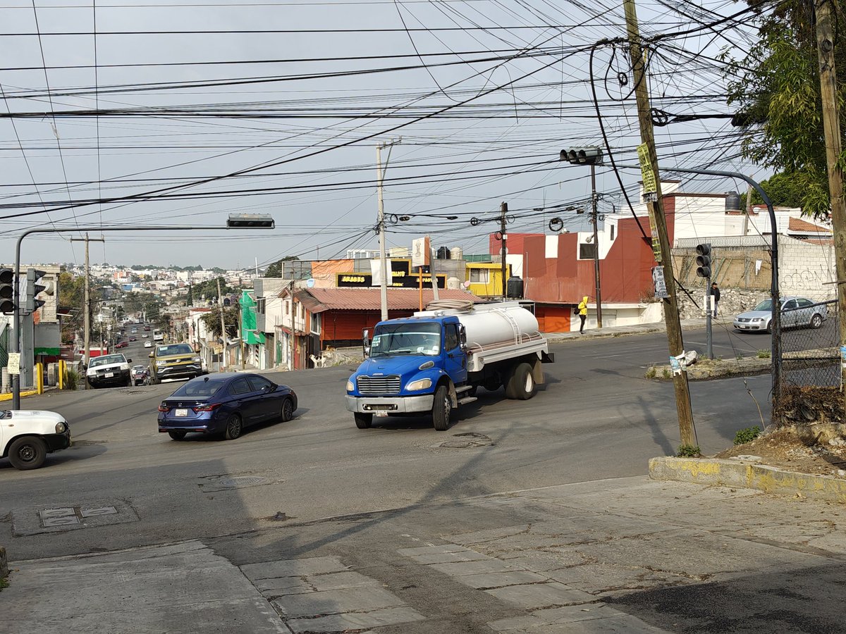 gthurmer's tweet photo. @InfraPue les reporto  semáforo num 2926 apagado en cruce de Camino al Batan y Av  Nezahualcóyotl, col. Lomas de San Miguel. https://t.co/5liuLkiDYk