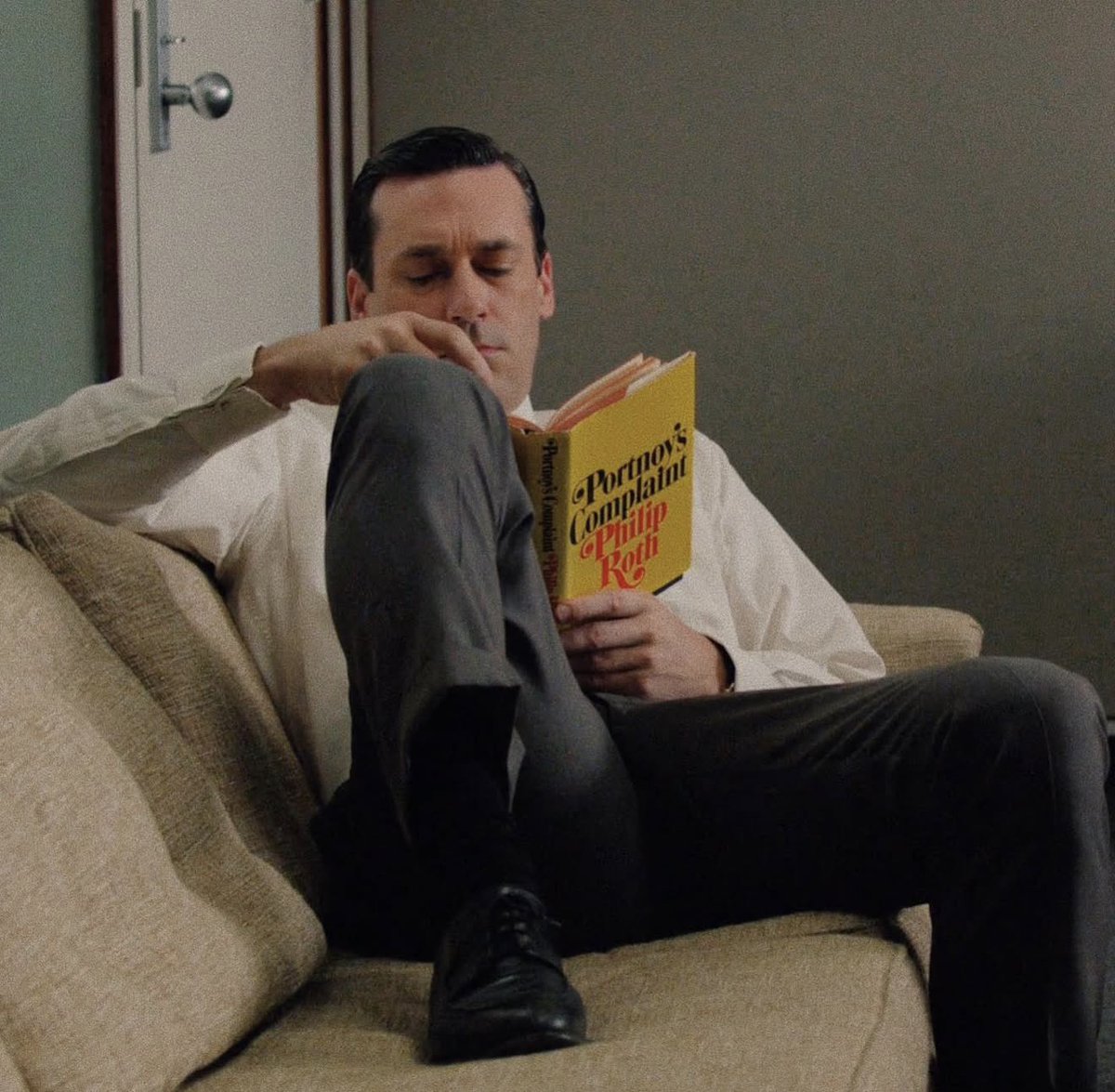 gracecamille_'s tweet image. Don Draper reading Portnoy’s Complaint 
Pete Campbell reading Crying of Lot 49