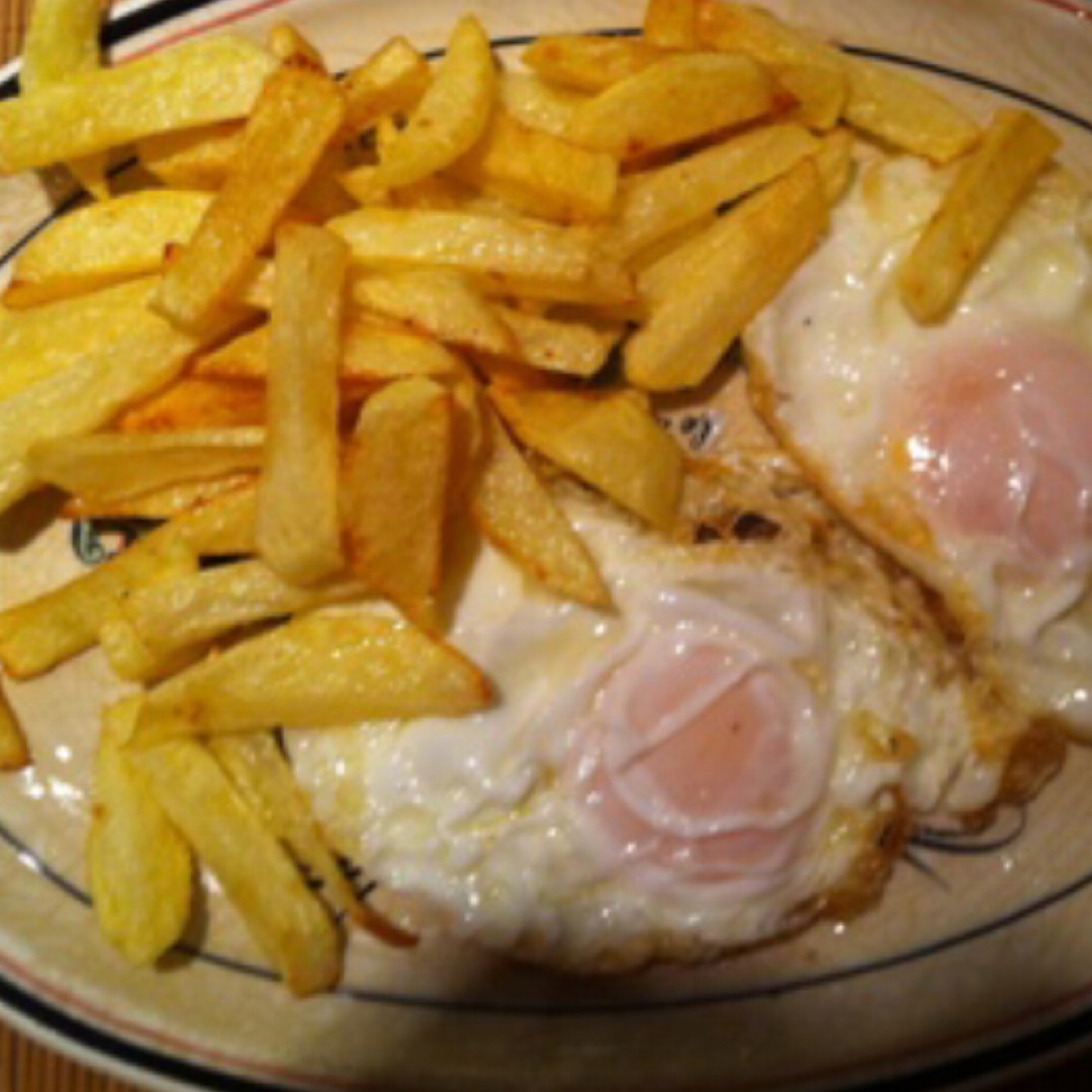 EL NUEVO LUJO: Huevos fritos con patatas fritas

➡️Patatas: Valen el doble que hace 5 años. Entonces 0,8€/kg
➡️Huevos: Valen el dible que hace 3 años. Entonces 1,75€/docena, hoy 3,30€/docena
➡️Aceite de Oliva: Hoy el doble que hace 5 años. 5€/litro Aceite de Oliva Virgen Ex