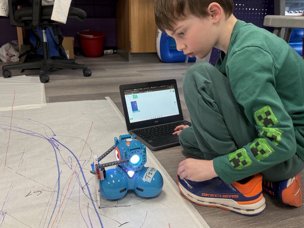 Teach_Innovate's tweet photo. 2nd graders successfully completed an engineering and coding challenge to equip their Dash robot with LEGOs to hold a marker and code it to draw shapes! #GoCIGo ⁦@WonderWorkshop⁩ #code #lego #2ndGrade ⁦@CISchoolDist⁩ #STEAM https://t.co/UFbestoouG