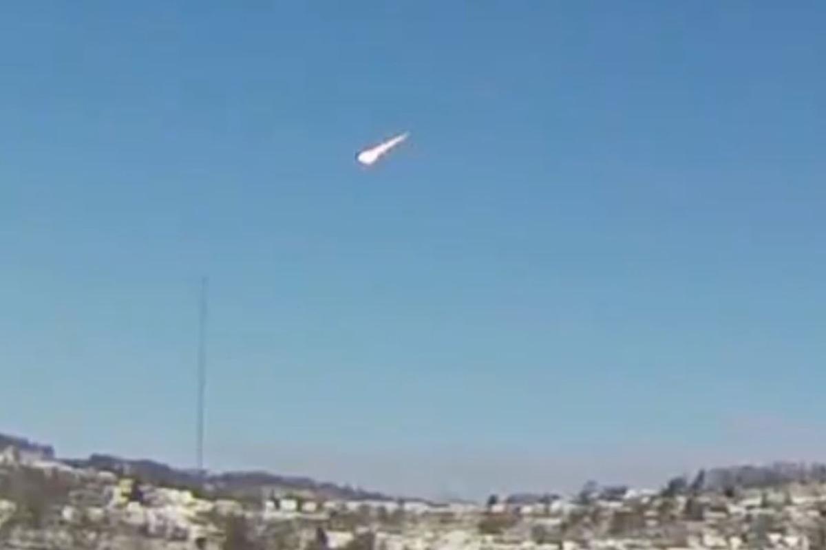 nypost's tweet photo. Rare daytime meteor seen over northeast Ohio with boom heard as far away as New York https://t.co/2iCnS4x9Me https://t.co/bA6hawz1s3