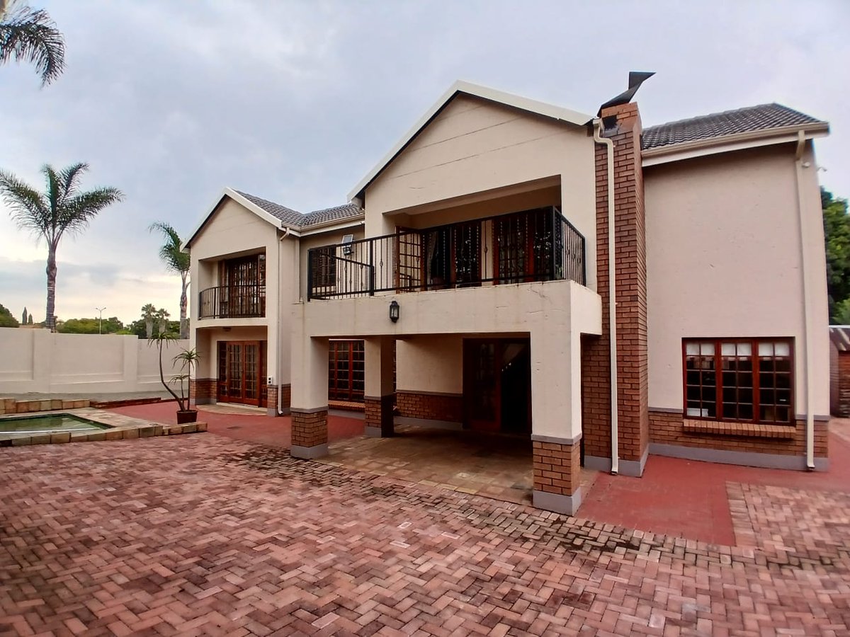 AndradeProperty's tweet photo. Luxury 5-Bedroom Family Home | Prime Location for sale in Die Hoewes in Centurion for R 3 050 000.

https://t.co/tfIPCucSlF
To arrange a viewing, please contact Walter from Andrade Properties on 082 797 2855 https://t.co/5Gchn4SkEG