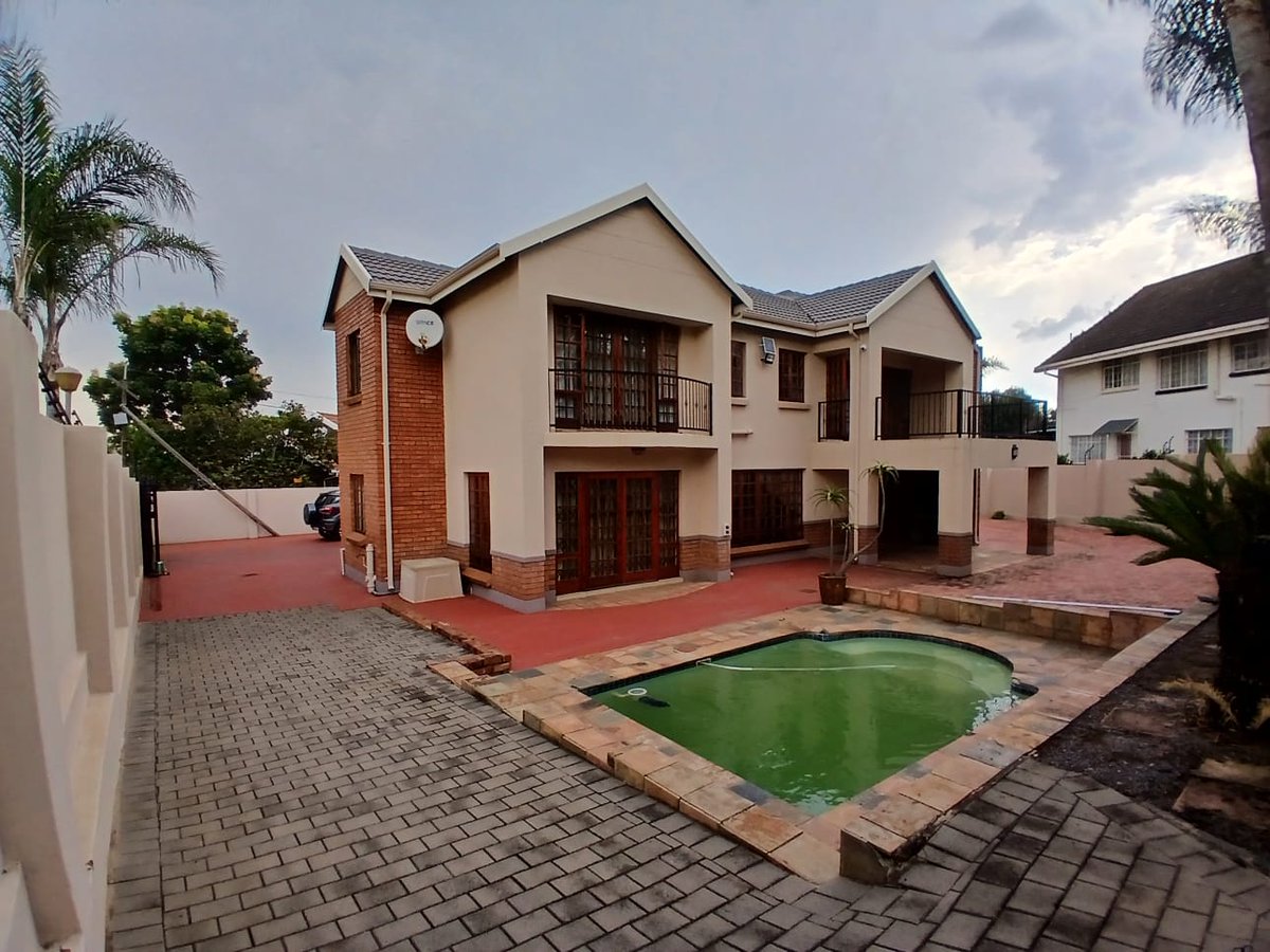 AndradeProperty's tweet photo. Luxury 5-Bedroom Family Home | Prime Location for sale in Die Hoewes in Centurion for R 3 050 000.

https://t.co/tfIPCucSlF
To arrange a viewing, please contact Walter from Andrade Properties on 082 797 2855 https://t.co/5Gchn4SkEG