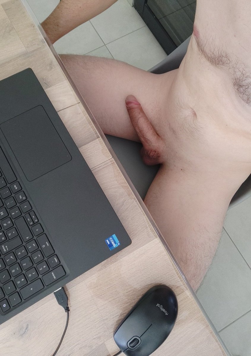 RomainDescartes's tweet photo. J'adorerai qu'on vienne me la sucer pendant que je bosse... 😈🥵 https://t.co/fxZ97pA4mJ