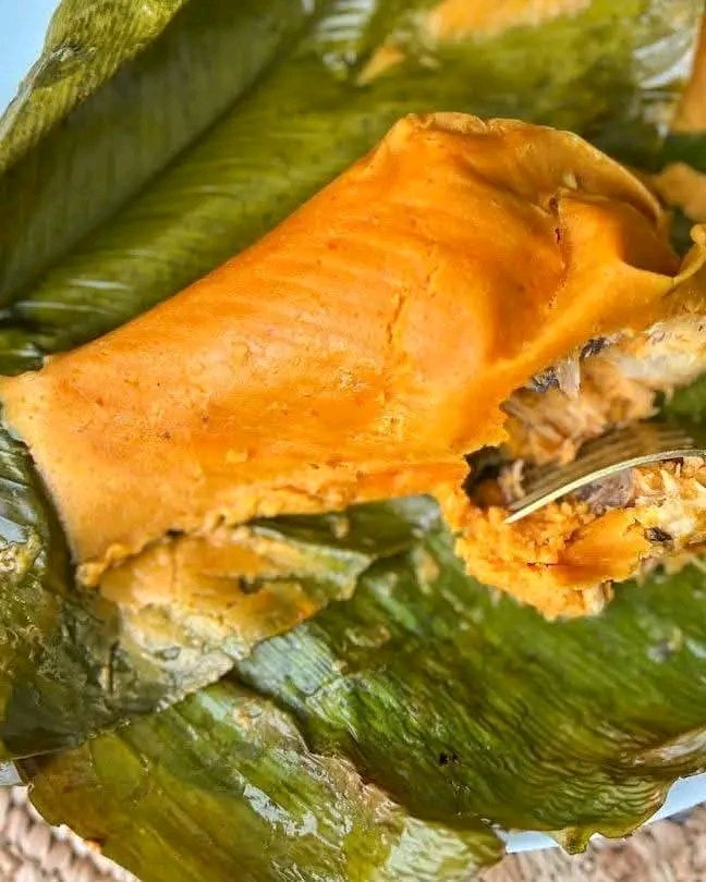 Domax4life's tweet image. ✨「モイモイ (Moi Moi)」はナイジェリアの伝統料理。  
つぶした豆とスパイスを葉に包み、蒸して作るヘルシーなプリンです。  
日本の「蒸籠蒸し」に少し似ていて、素材の旨味をそのまま楽しめます。  

ナイジェリア料理 #蒸し料理 #MoiMoi