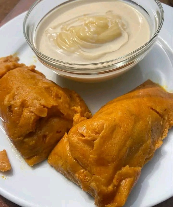 Domax4life's tweet image. ✨「モイモイ (Moi Moi)」はナイジェリアの伝統料理。  
つぶした豆とスパイスを葉に包み、蒸して作るヘルシーなプリンです。  
日本の「蒸籠蒸し」に少し似ていて、素材の旨味をそのまま楽しめます。  

ナイジェリア料理 #蒸し料理 #MoiMoi