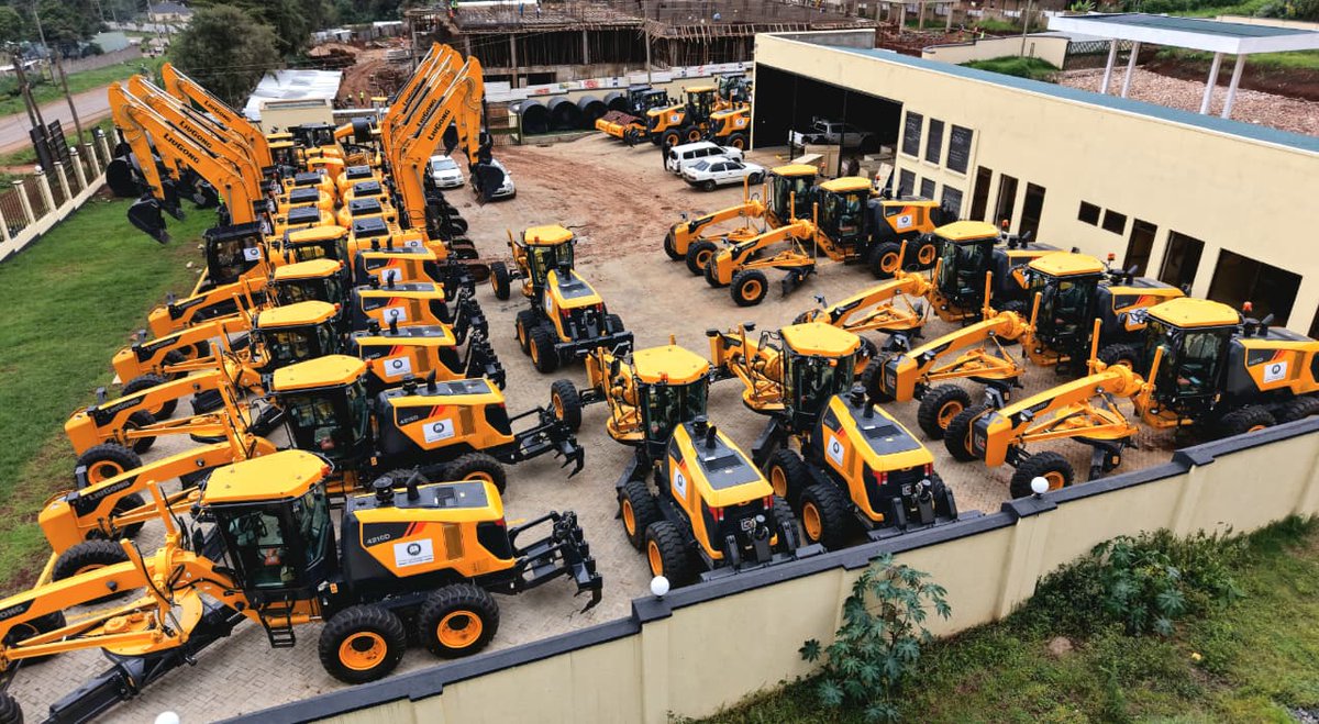 fardosa_ke's tweet photo. Governor Arati's administration is transforming local logistics by launching a robust fleet of road construction machinery. This strategic move accelerates the completion of vital infrastructure, boosting connectivity for all. Kisii Delivers #KisiiInMotion #DevelopmentInAction https://t.co/dzHvUr64fp