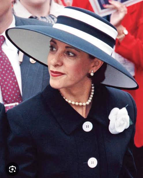 Podría yo decir que fue la Primera Dama más elegante que ha tenido Costa Rica. Que en paz descanse doña Lorena. 🕊️