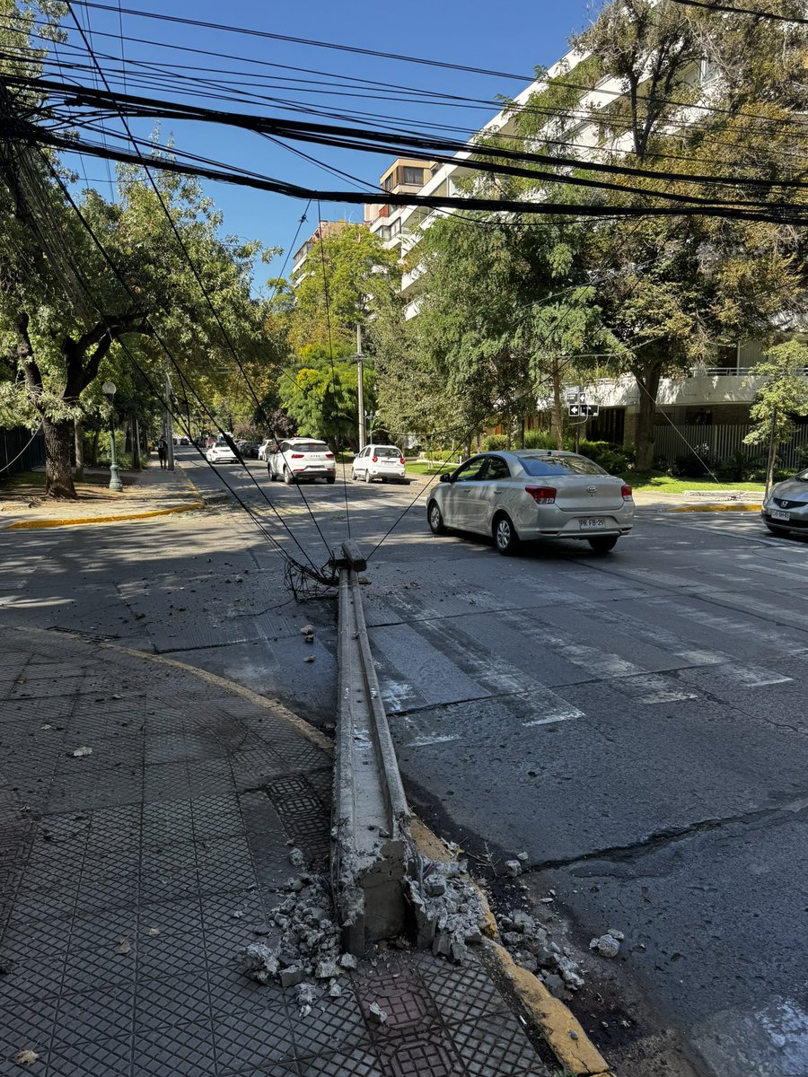 Acaban de botar un poste en Hernando de Aguirre con El Vergel <a href="/Muni_provi/">Muniprovi</a>