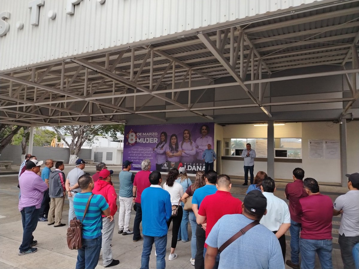 El norte nos hace el viento a Juarez, solo nos despeina. Presentes en la junta de seguridad, siempre la interacción con nuestros funcionarios es darle valor a los que integramos está nuestra casa <a href="/Seccion42_STPRM/">Seccion 42 STPRM Oficial</a>, excelente día familia, y a nuestro  líder <a href="/lgps03101/">@lgps0310</a>