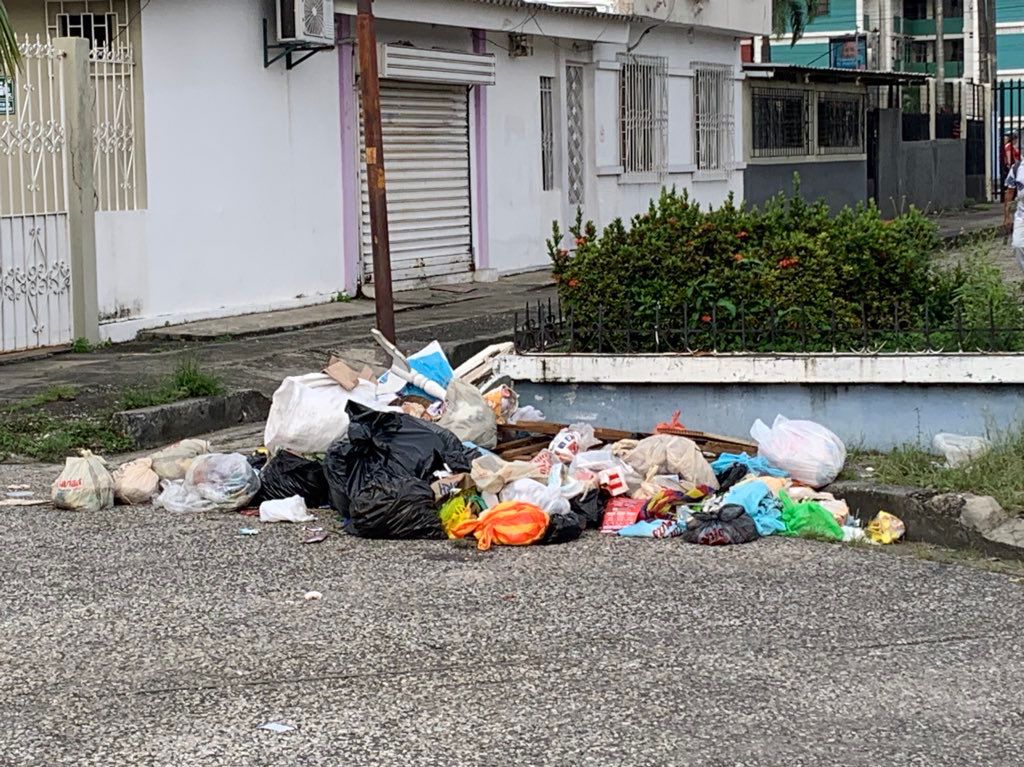 EmergenciasEc's tweet photo. #DenunciaCiudadana
Sectores del sur, Saiba, Centenario, Villamil, Almendros, llenos de basura. https://t.co/1myUnEeThj