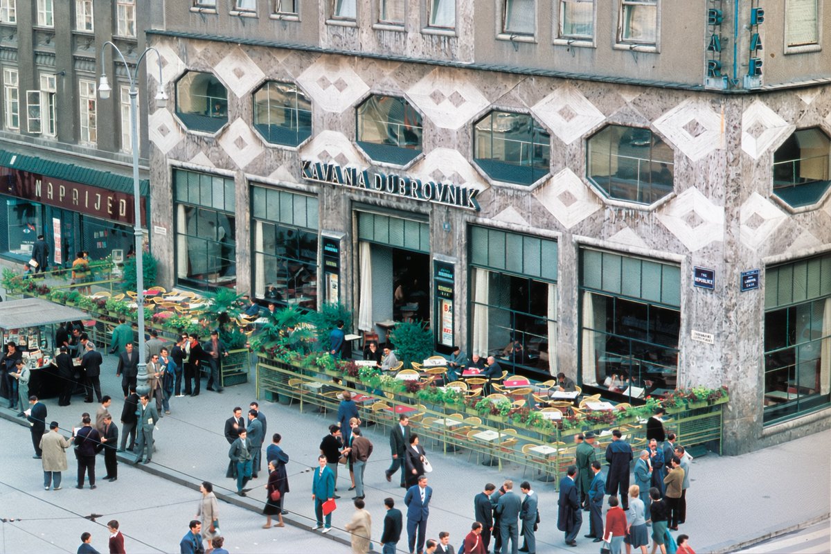 Kavica ispred hotela Dubrovnik ☕️
FOTO Nepoznati autor, oko 1970.
#ZagrebFacts