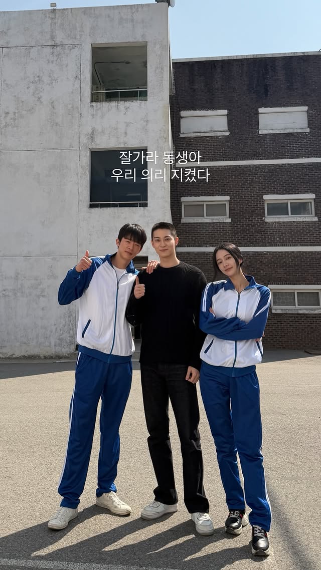 macherevenus's tweet photo. Choi Yeoncheong and Jang Euisoo accompany Han Gi Chan off to the military today... I will miss this lovey dovey trio... stay healthy Gi Chan a!

They wearing school uniform and Euisoo also shouted "Han Tae Joo!" https://t.co/LJhDUXnC3L