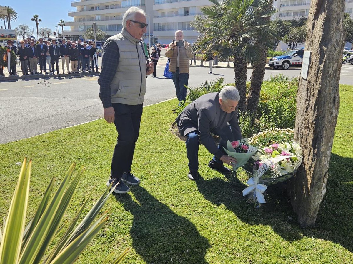 ACVOT_Victimes's tweet image. Homenaje a Santos Santamaria Avendaño, @mossos asesinado por #ETA el 17 de marzo de 2001.
Han pasado ya 25 años pero sigue presente en todos nosotros.
Desde @ACVOT_Victimes seguimos reclamando #Memoria #Dignidad y #Justicia. Todos unidos contra el #terrorismo