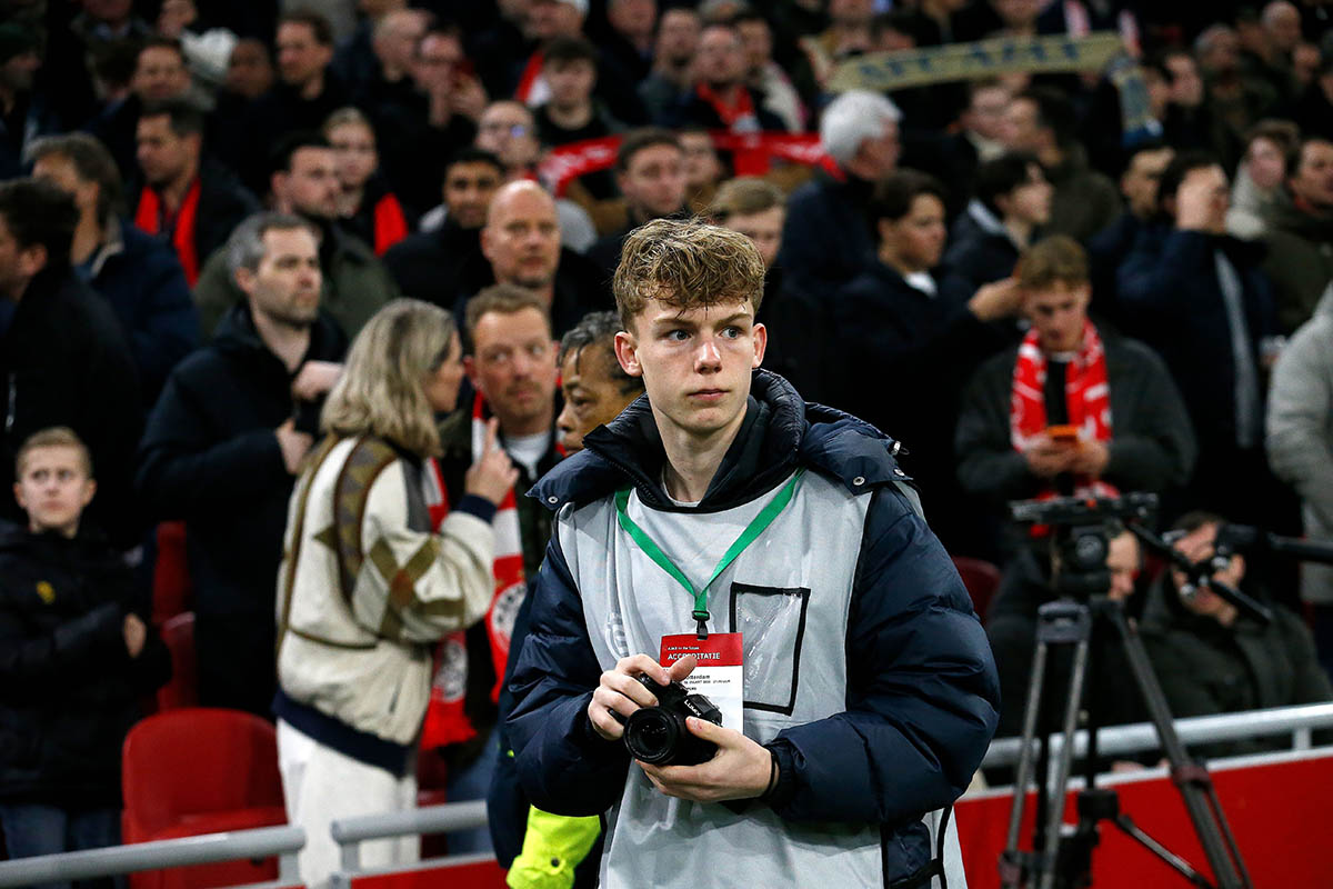 ajaxlife's tweet photo. Foto's en interview - Dapp’re Fotograaf Mick: ‘Ik zat met mijn lens bovenop de actie’ https://t.co/Qsz4EbrDNH #ajax #ajaspa https://t.co/cZB8slBGtO