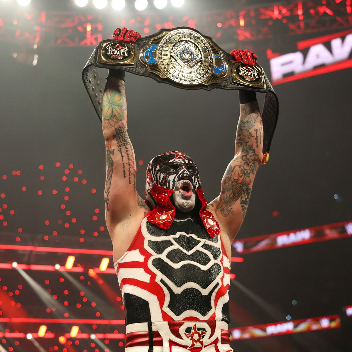 WWEDeutschland's tweet image. #AndStill! @PENTAELZEROM setzt sich in einem spektakulären Match gegen @dragonlee95 durch und bleibt Intercontinental Champion! #WWERaw