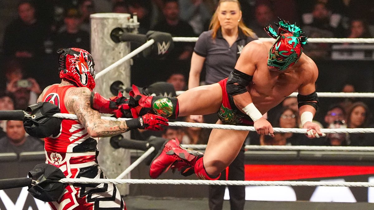 WWEDeutschland's tweet image. #AndStill! @PENTAELZEROM setzt sich in einem spektakulären Match gegen @dragonlee95 durch und bleibt Intercontinental Champion! #WWERaw