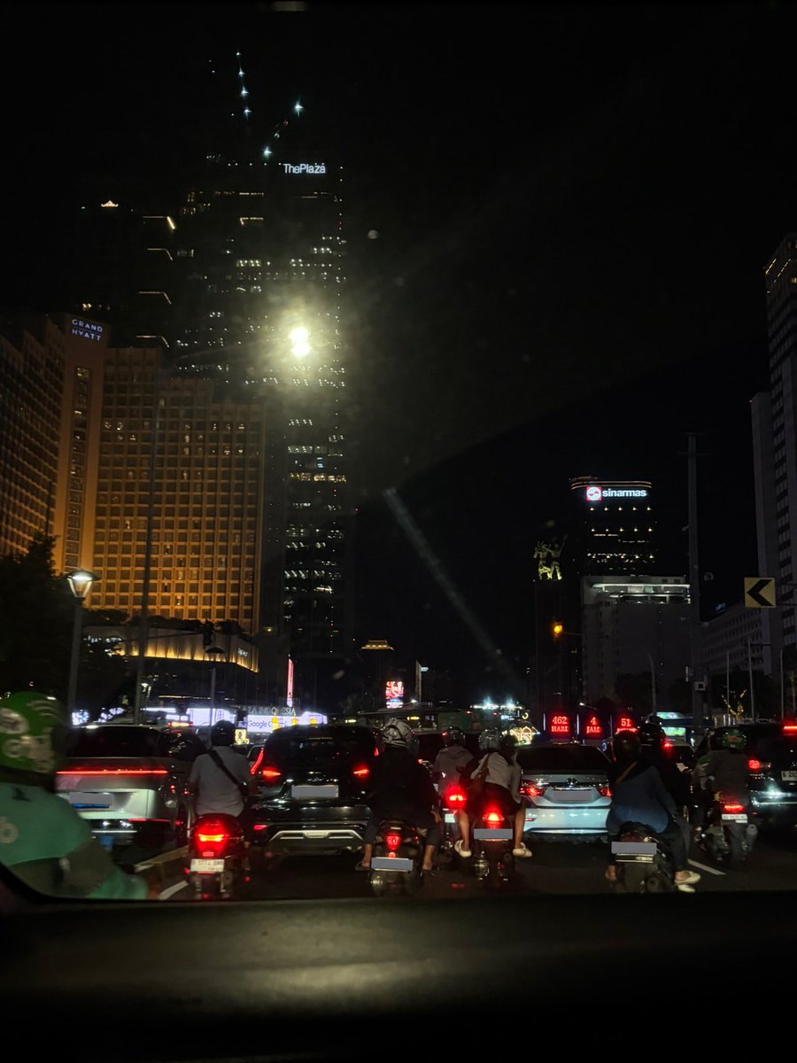 frimses's tweet image. #bye jakarta… guys titip dulu jakarta nya ok? takut tenggelem pas me udah balik ♥️✌🏻