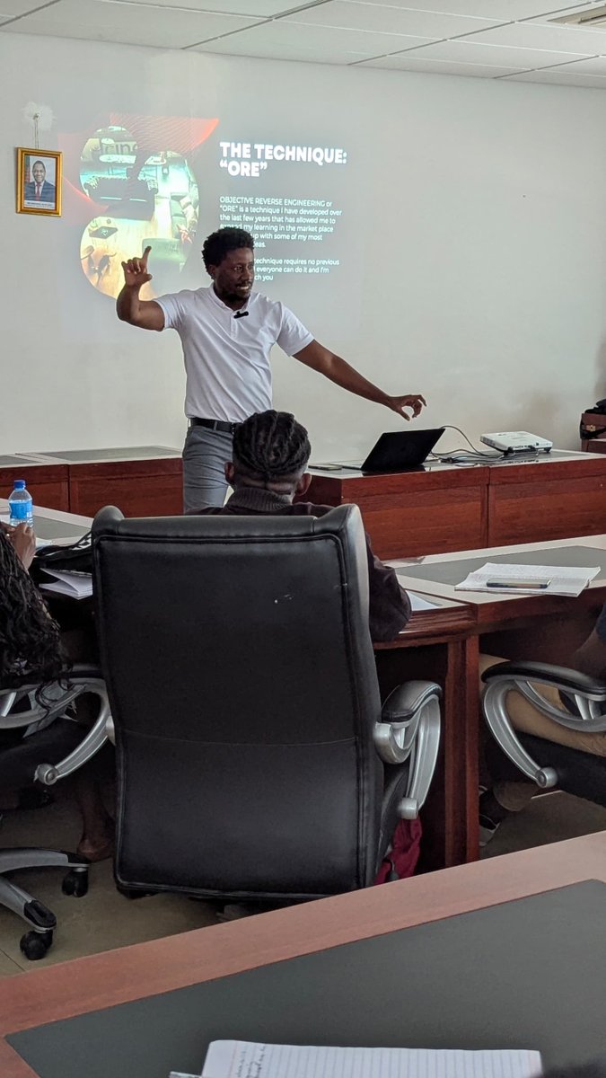 Nalahru's tweet photo. #IndustryTakeover
Day 2: Session 2

"From pitching to campaigns:  how to win clients in the market"
@skrypted enlightened our students on some motivations for how people make decisions. He also shared some practical techniques on ideation and structuring pitches for clients. https://t.co/9TVV7Q4UPI