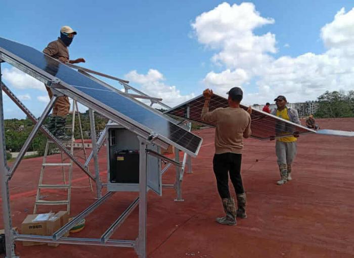 ⚡☀️🏥| Instalan sistemas fotovoltaicos generadores de electricidad en instalaciones de la Salud Pública de #Holguín       #CubaEsSalud

Lea más:👉🔗acortar.link/wERaFm