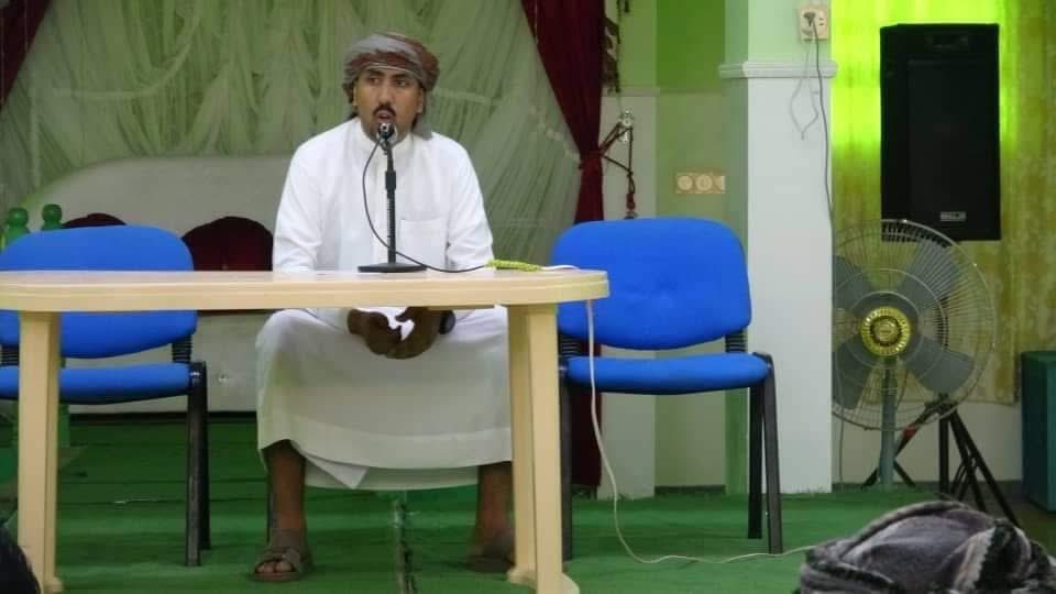 ALMAHRI_KSA's tweet photo. يا حيف يا عبود هبود قمصيت.. بالأمس تحرّض بالبندقية ضد التحالف، واليوم تشتري "دبلوم" مزور وتستأجر فتحي بن لزرق في فندق مارينا لتلميعك للمنصب!
#المهرة ولّادة بالكفاءات وما هي حراج للي يرهر بالمال السياسي. من يشتري شهادته يبيع كرامة أهله.

يا رئاسة الجمهورية: المهرة ليست للبيع. https://t.co/ylqFGveHz0