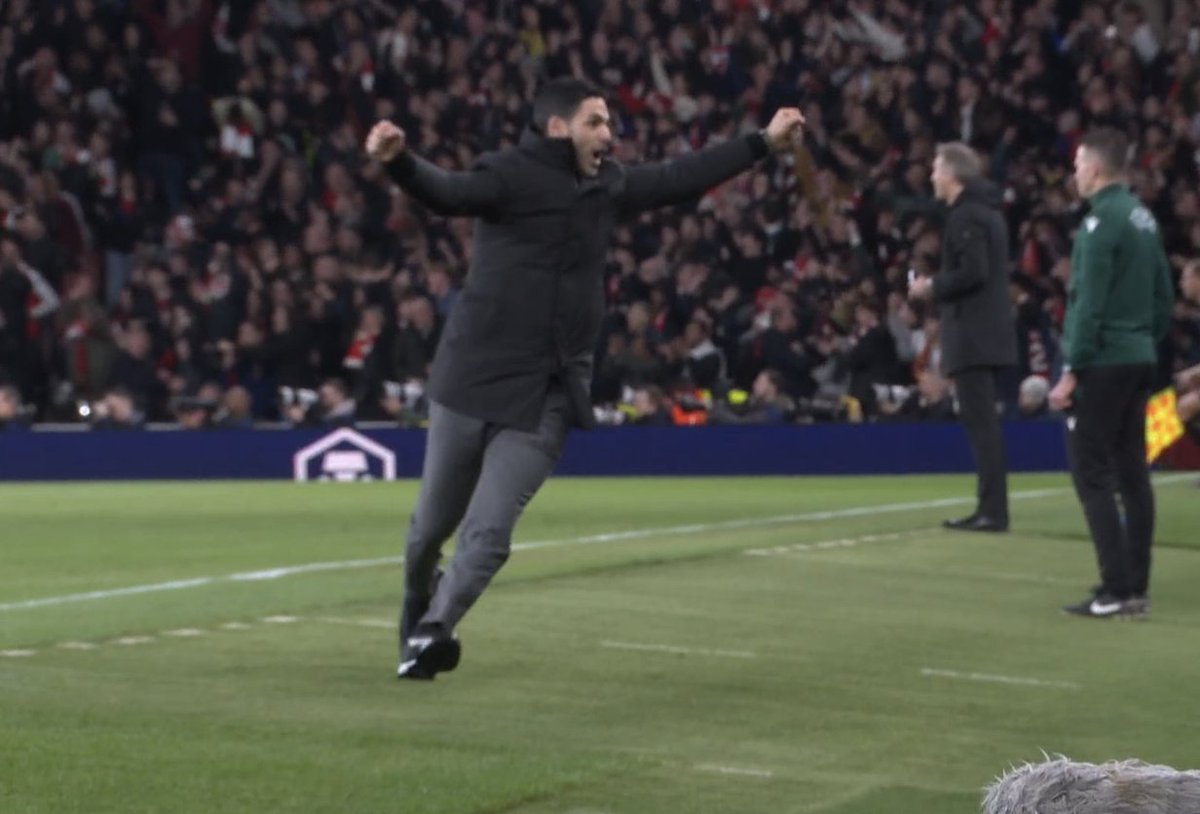 TouchlineX's tweet photo. 📸 - MIKEL ARTETA AFTER WATCHING ARSENAL SCORE A GOAL FROM FAR OUT! https://t.co/oxYfvO78zl