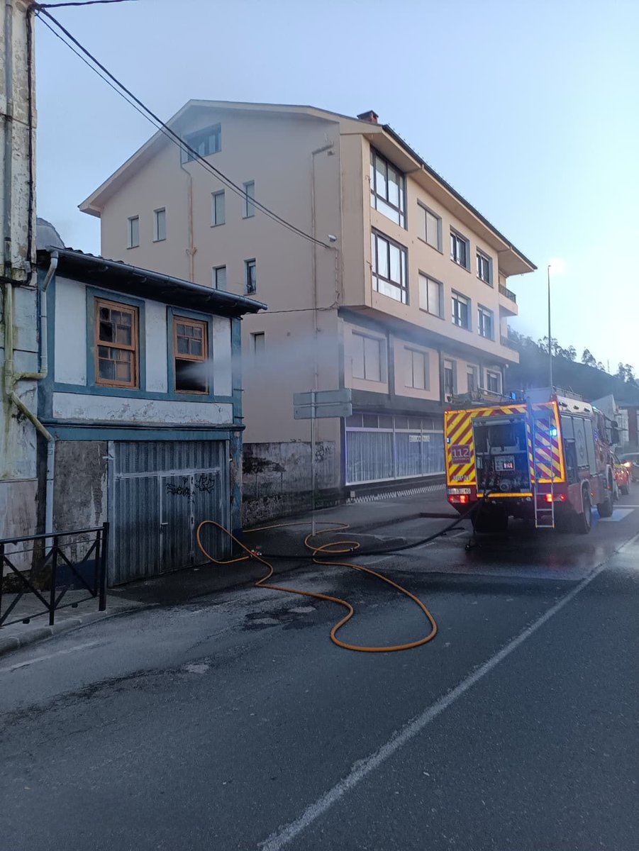 112Cantabria's tweet photo. Incendio de infraestructura sin uso en #Unquera. En la parte baja hay un garaje con motocicletas que, por precaución, han sacado sus propietarios. Bomberos @cantabriaes extinguen las llamas y revisan la edificación. En el lugar, también, @guardiacivil. https://t.co/YGhpBKnOH3