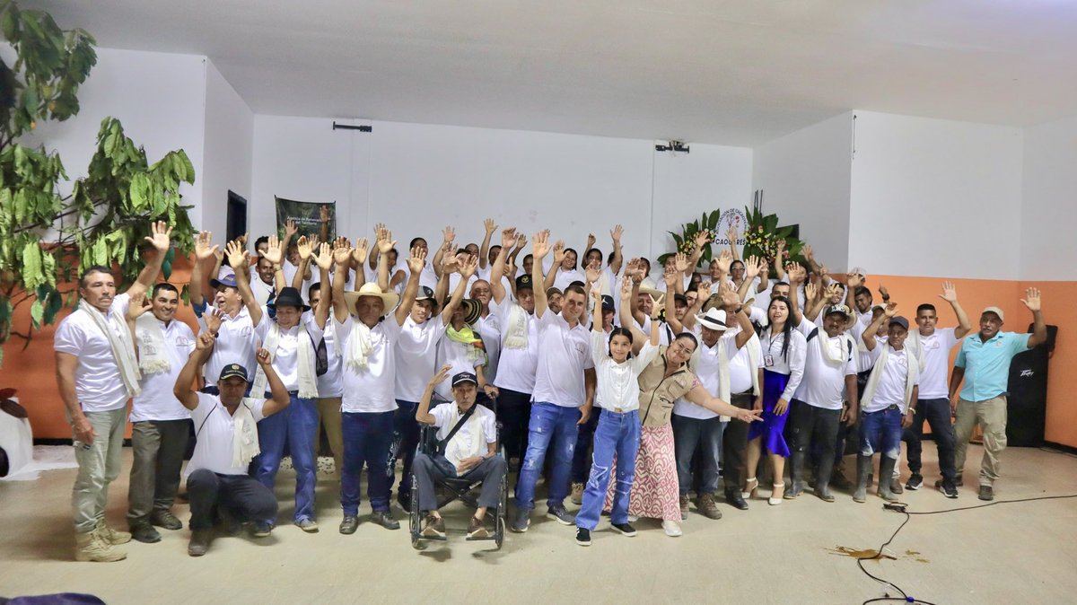 MisionONUCol's tweet photo. En Carepa, Antioquia, acompañamos el cierre del proyecto #PDET "Fortalecimiento de la cadena de cacao" que benefició a 100 familias y 3 asociaciones cacaoteras del municipio, con fondos de @RenovacionCo a través de @fcolombiaenpaz y recursos propios de la asociación Caocares.🧵 https://t.co/V81CarYGPB