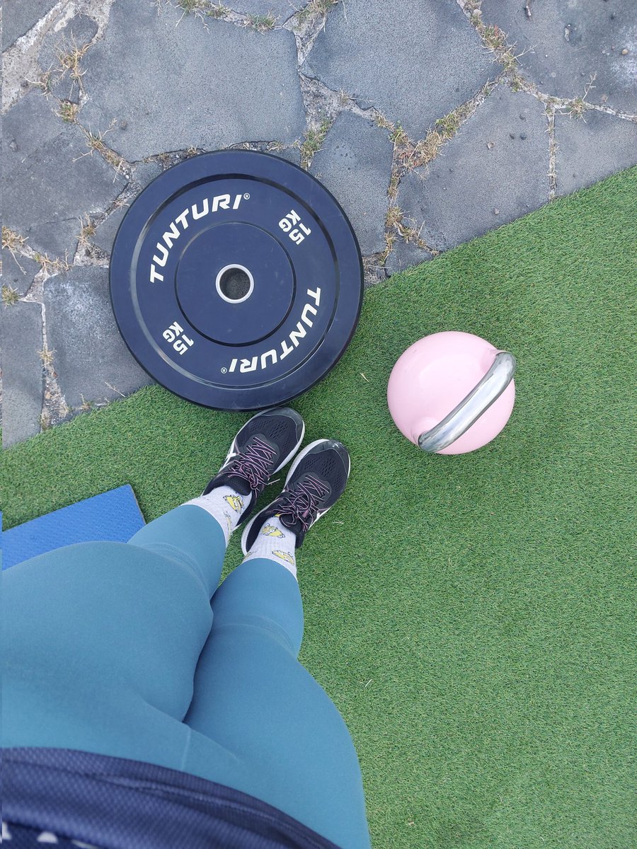 MeryGorB's tweet image. Calcetines de Homer✅️
Camiseta de #BlackSabbath✅️
Kettelbell de 12kg✅️
Disco de 15kg✅️
Ganas de vivir❌️❌️❌️❌️❌️❌️

Lo del martes🤷‍♀️🤣

#LaEntrenaSion #crossfit #box #livinlavidamery #martes #waitingforTherese