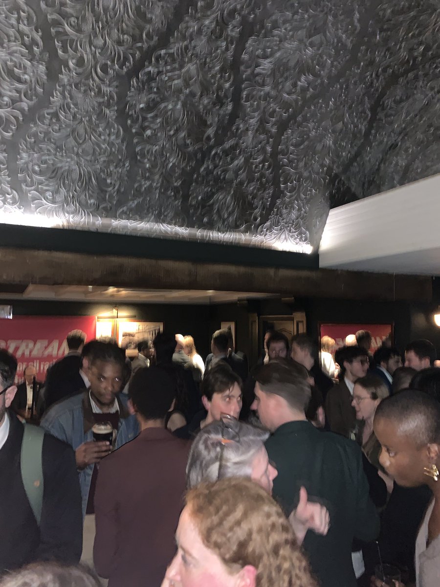 Mainstream tweet media