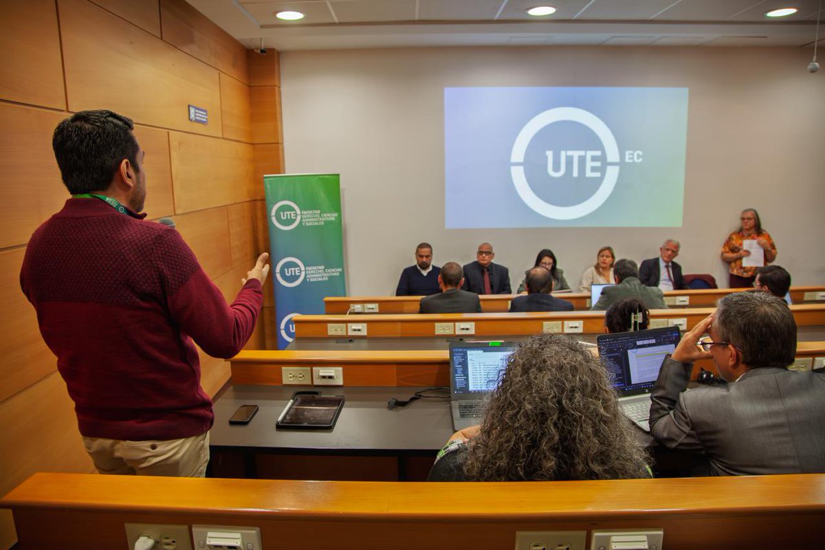 En la @UTEOficial participamos de una mesa redonda en la cual expusimos el alcance de la denominada "tercera placa" para #Quito. 
Este dispositivo electrónico está pensado para mejorar el tránsito en la capital. Desde la academia siempre son bienvenidos los aportes para mejorar.