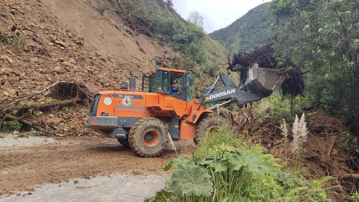 #Loja | En la vía Yangana-Sabanilla -Límite provincial con Zamora Chinchipe (E35), se ejecuta la limpieza de deslizamientos.

🤝 En coordinación con el GAD Municipal de Palanda, el MIT.
✅ Se prevé que la vía sea habilitada en las próximas horas.