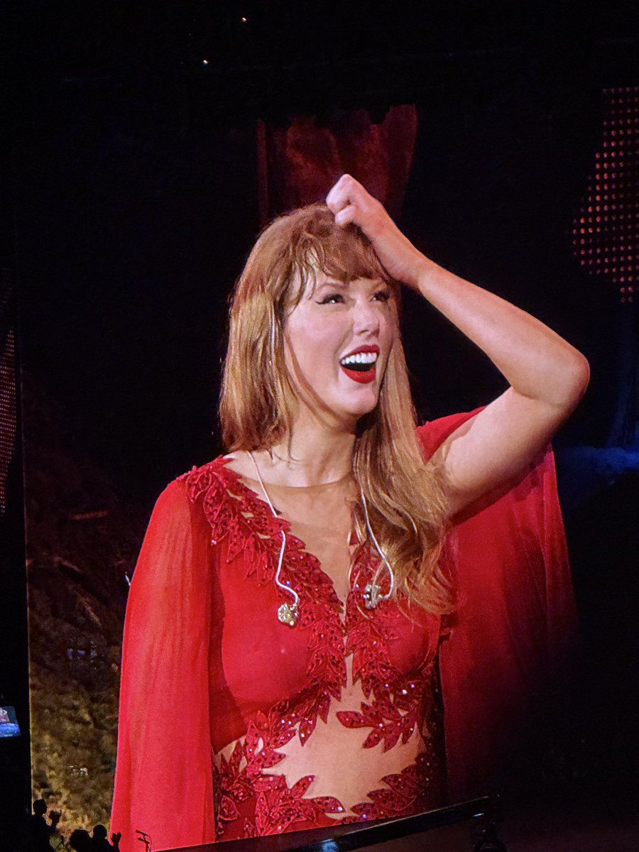belovedghostnme's tweet photo. @taylornation13 @taylorswift13 I remember it all too well ❤️‍🩹🥺 #TSTheErasTour https://t.co/9ftFeznZXz