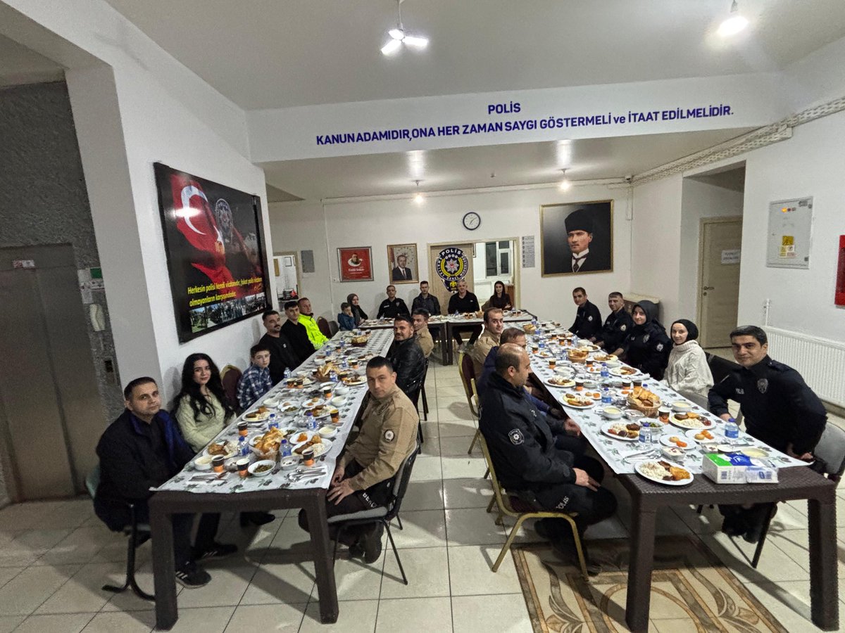 Kaymakamımız Sayın Fatih KARAMAHMUT, eşi İrem CANTÜRK KARAMAHMUT Hanımefendi ve İlçe Jandarma Komutanı Onur ŞEKER ile birlikte İlçe Emniyet Amirliğinde düzenlenen iftar programına katıldı.