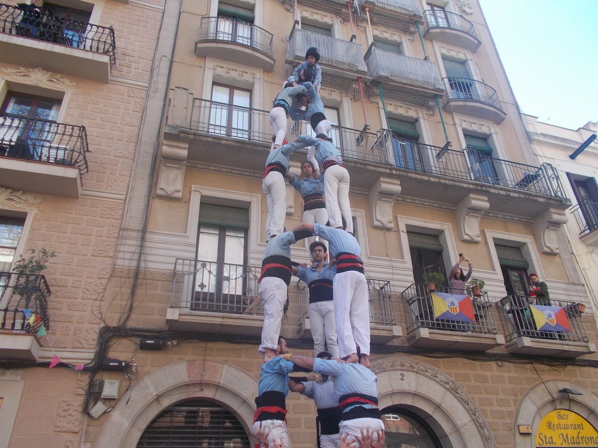 sants3radio's tweet image. El Poble-sec reivindica la seva patrona amb una nova edició de les Festes de #SantaMadrona.
Al #SantsMontjuïcAlDia escoltem reportatge dels 25 anys dels Gegants del Poble-sec i la diada amb els @bandarres.

🎧Audio👉open.spotify.com/episode/4HpKMs…
📰Notícia📸👉el3.cat/noticia/155857…