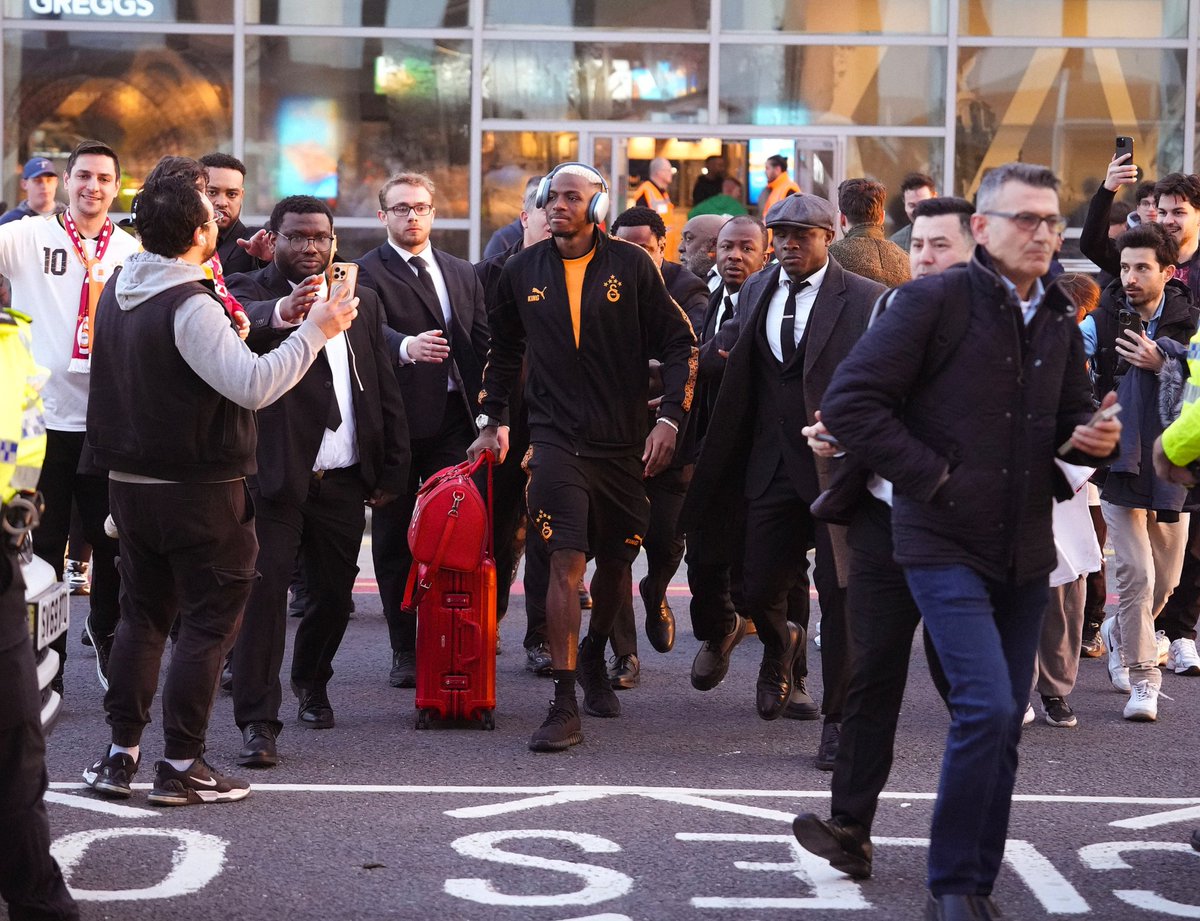 Victor Osimhen, İngiltere'ye ayak bastı.