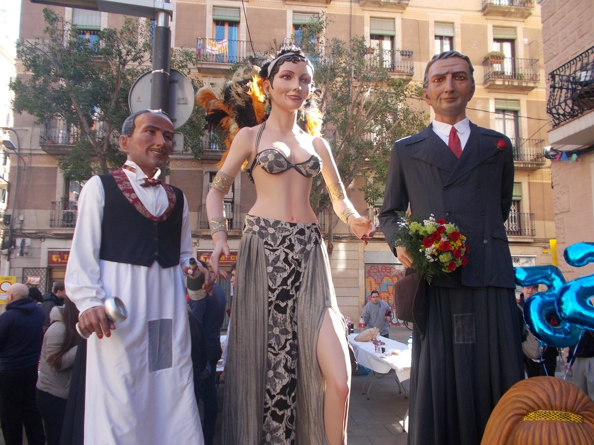 sants3radio's tweet image. El Poble-sec reivindica la seva patrona amb una nova edició de les Festes de #SantaMadrona.
Al #SantsMontjuïcAlDia escoltem reportatge dels 25 anys dels Gegants del Poble-sec i la diada amb els @bandarres.

🎧Audio👉open.spotify.com/episode/4HpKMs…
📰Notícia📸👉el3.cat/noticia/155857…