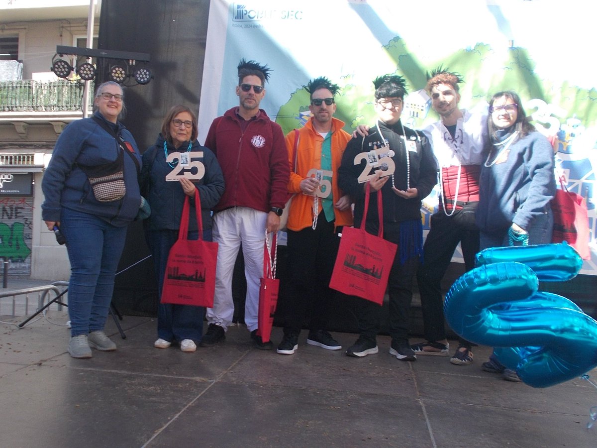 sants3radio's tweet image. El Poble-sec reivindica la seva patrona amb una nova edició de les Festes de #SantaMadrona.
Al #SantsMontjuïcAlDia escoltem reportatge dels 25 anys dels Gegants del Poble-sec i la diada amb els @bandarres.

🎧Audio👉open.spotify.com/episode/4HpKMs…
📰Notícia📸👉el3.cat/noticia/155857…