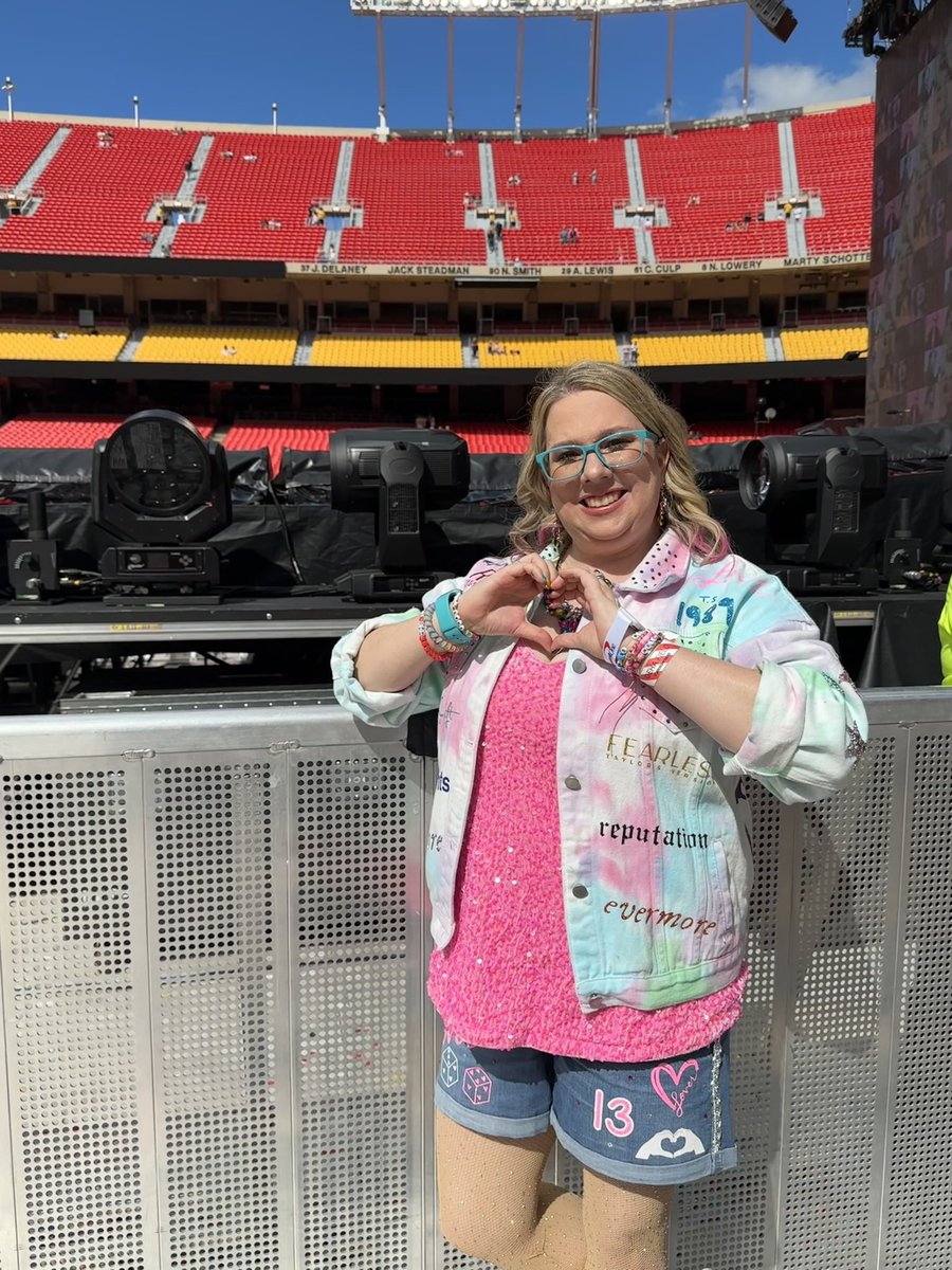 starlitsinger's tweet photo. @taylornation13 @taylorswift13 I had the time of my life!!!!! ✨ 🫶🏻🥰 #TSTheErasTour 💚💛💜❤️🩵🖤🩷🩶🤎💙🤍🧡 https://t.co/4ys5xwvtX7