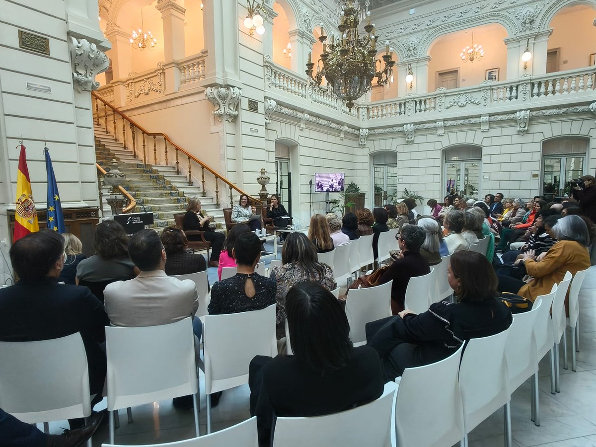 Centro de Estudios Políticos y Constitucionales tweet media