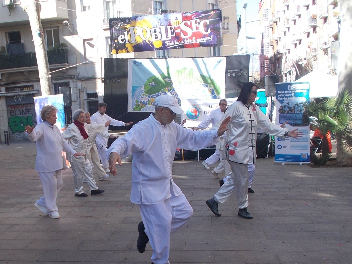 sants3radio's tweet image. El Poble-sec reivindica la seva patrona amb una nova edició de les Festes de #SantaMadrona.
Al #SantsMontjuïcAlDia escoltem reportatge dels 25 anys dels Gegants del Poble-sec i la diada amb els @bandarres.

🎧Audio👉open.spotify.com/episode/4HpKMs…
📰Notícia📸👉el3.cat/noticia/155857…