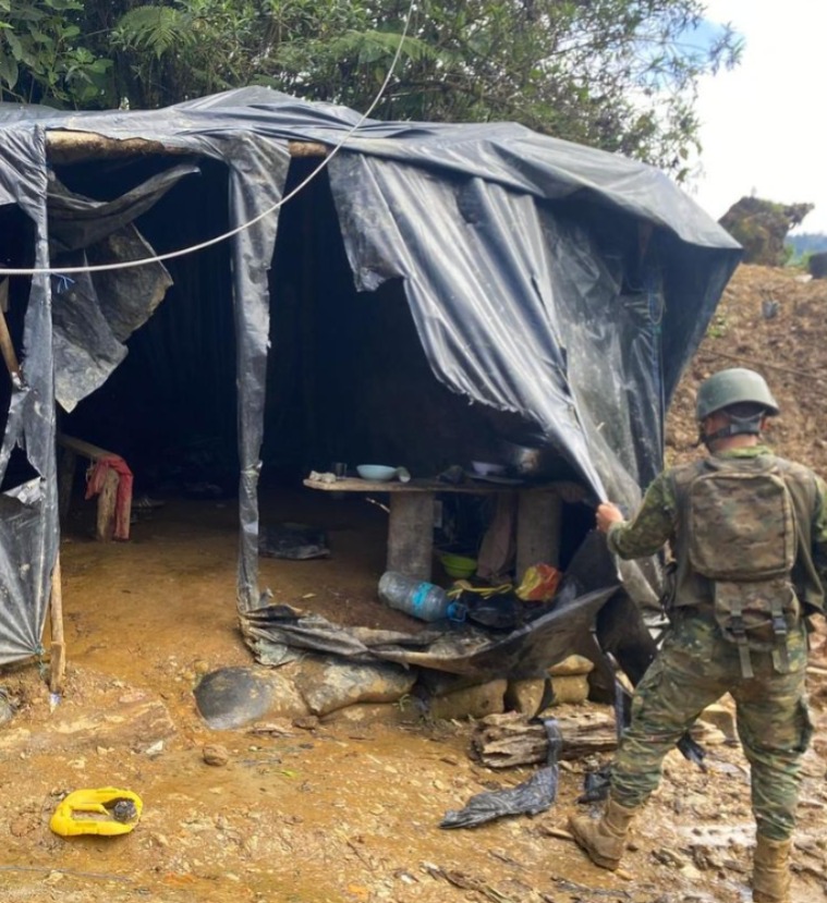 DefensaEc's tweet photo. ¡LA MINERÍA ILEGAL SE DERRUMBA EN IMBABURA: 60.000 DÓLARES MENOS PARA LAS MAFIAS VINCULADAS A ESTE DELITO!💪

➡️Un campamento dedicado a la minería ilegal fue inhabilitado durante una operación militar que permitió decomisar material aurífero y equipos utilizados para esta actividad ilícita, generando un golpe económico aproximado de US 60.000 a las estructuras vinculadas a este delito.

📌Durante el rastrillaje en la zona se decomisaron 150 sacos de material aurífero, canecas de combustible, dos motores de luz, bombas de agua, cilindros de gas doméstico y plásticos utilizados en faenas ilegales, evidencias empleadas para sostener la explotación ilegal.

📍La operación fue ejecutada por las @FFAAECUADOR, a través del @EjercitoECU, en el sector Mina Olivo, parroquia Buenos Aires, cantón Urcuquí, provincia de #Imbabura.

Operaciones firmes para debilitar las economías criminales y recuperar el control del territorio. 👊