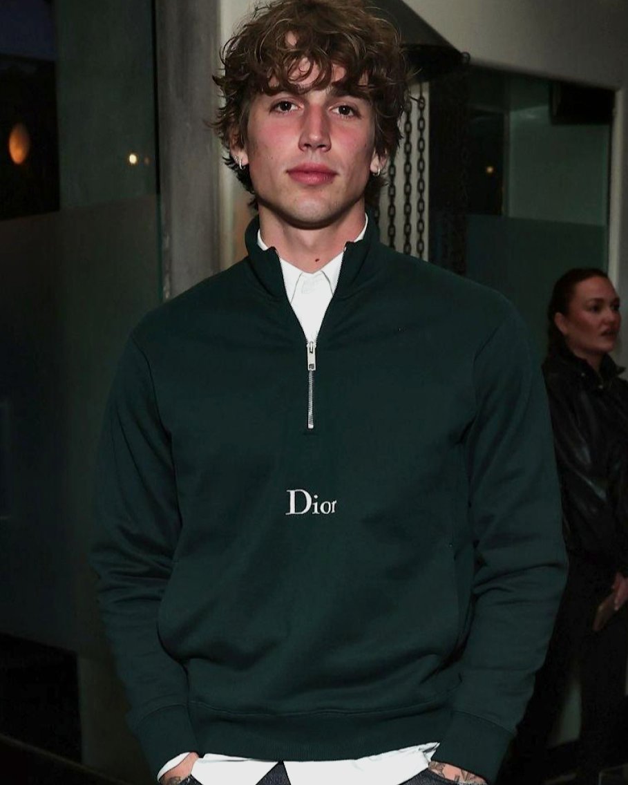 I miss the summer days when nothing counted, I miss the ice-cold lakes, keeping me grounded, just take me back to when I didn't have to try, no clouds were in the sky, no clouds were in my mind.

                   #𝐒𝐓𝐏𝐀𝐓𝐑𝐈𝐂𝐊𝐒𝐎𝐌𝐒