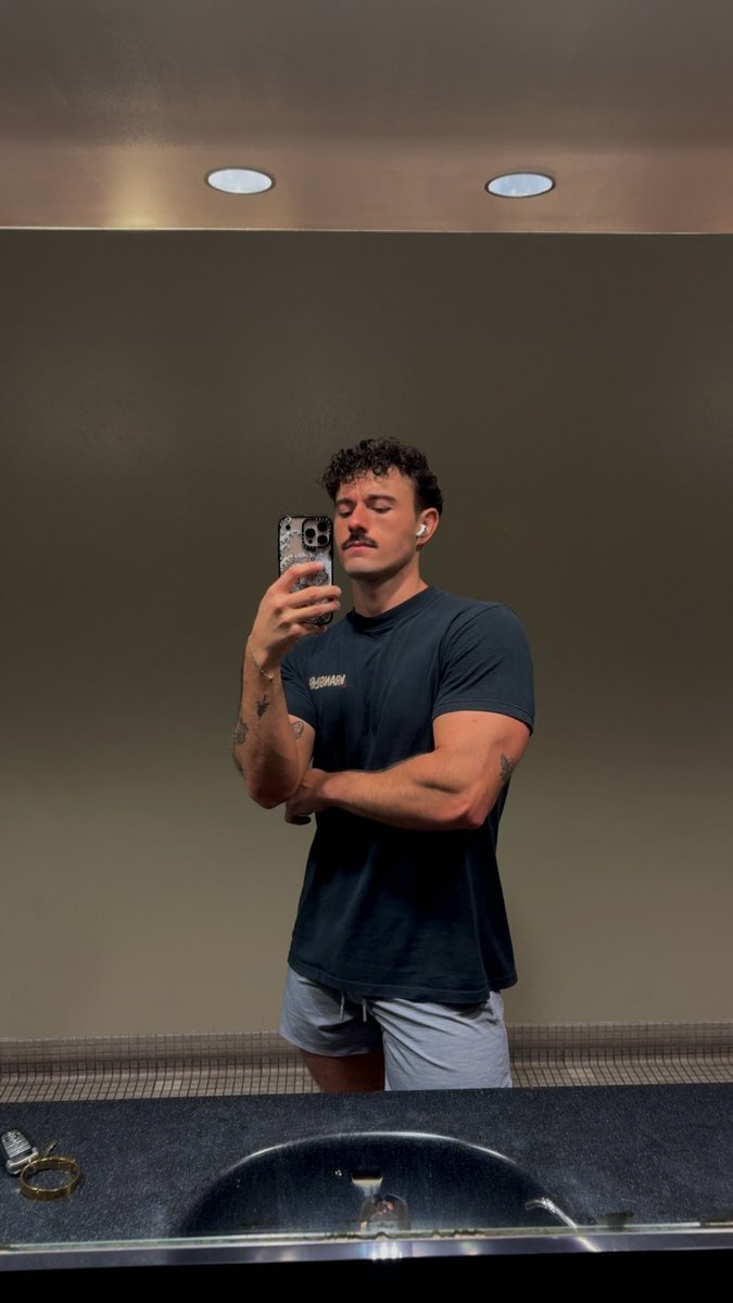 RyderoWenx's tweet photo. Muscle daddy ? https://t.co/lOUWkU8R2r