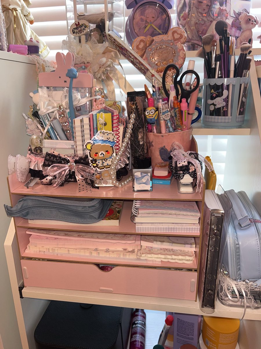 2cinnamorolls's tweet image. Helloo I don’t think I’ve talked about it much here but I’ve become quite the stationary fiend lately ╰(*´︶`*)╯ I’m not really on that side of twt but if anyone wants to be moots or penpals I would love to be !! #planner #journaling #stationary #deco #hobonichi #junkjournal