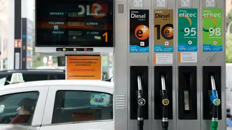 valueymercado's tweet photo. 🔴 La gasolina sube +21 céntimos en España en pocas semanas.

 La patronal pide al Gobierno bajar el IVA al 10% o reducir el impuesto de hidrocarburos un 40%. 

El ministro Cuerpo confirma que estudian "medidas fiscales". 

¿Llegarán a tiempo antes de los 3€/litro? 🧵

 #gasolina #economia