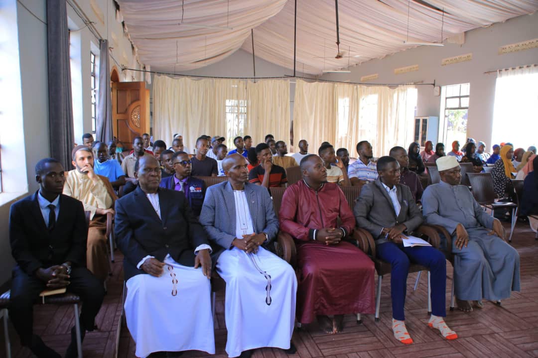 The minister of Youths, Sportsand Arts Owek. Robert Sserwanga has launched "Amagezi Muliiro" at Almustafa University, aNational program intended to mentor the youths across Universities.The launch of this Mentorshipprogram has been coordinated by Kakeeto Hannington.S. Speaker BYC